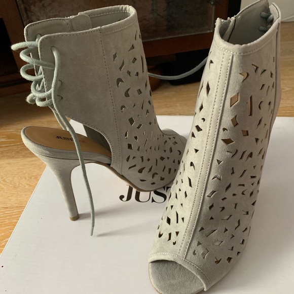 Grey Heel - Picture 2 of 3